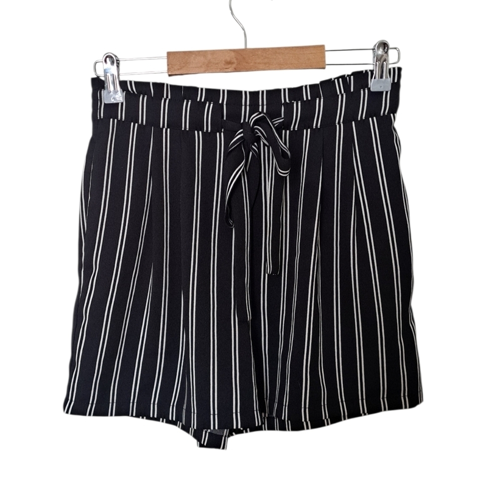DR2 Black White Striped Pull-On Shorts | Size S